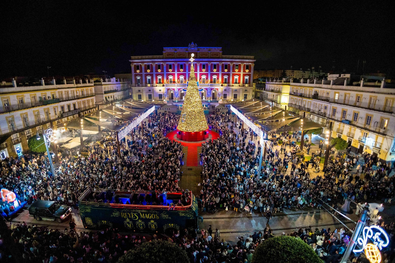Aspecto que presentaba la plaza del Rey el pasado 5 de enero al finalizar la Cabalgata de la Ilusión de San Fernando