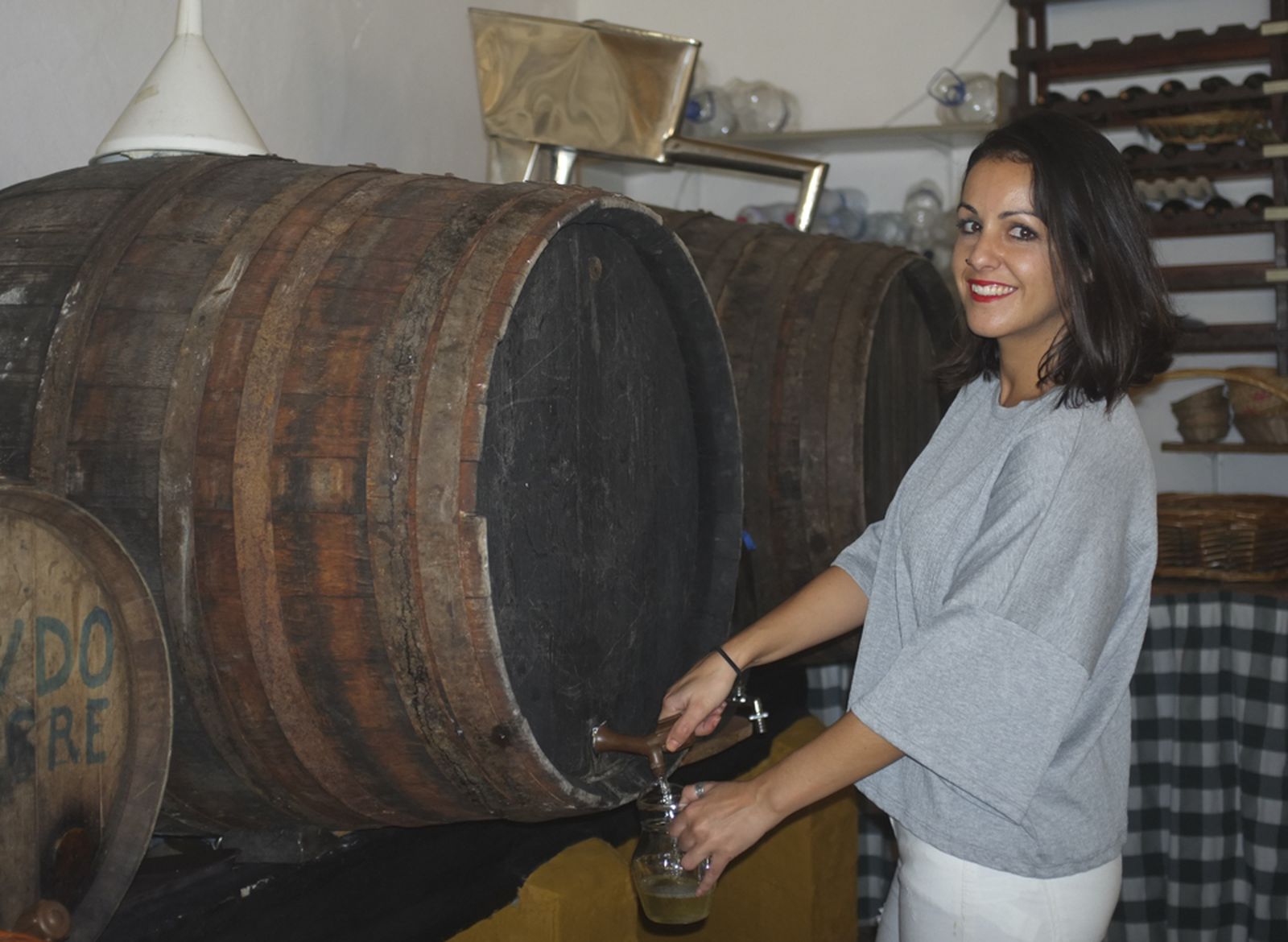 La joven Miriam Morales, hija de 'Juan Chica', es la única mujer que regenta una tasca en el municipio.