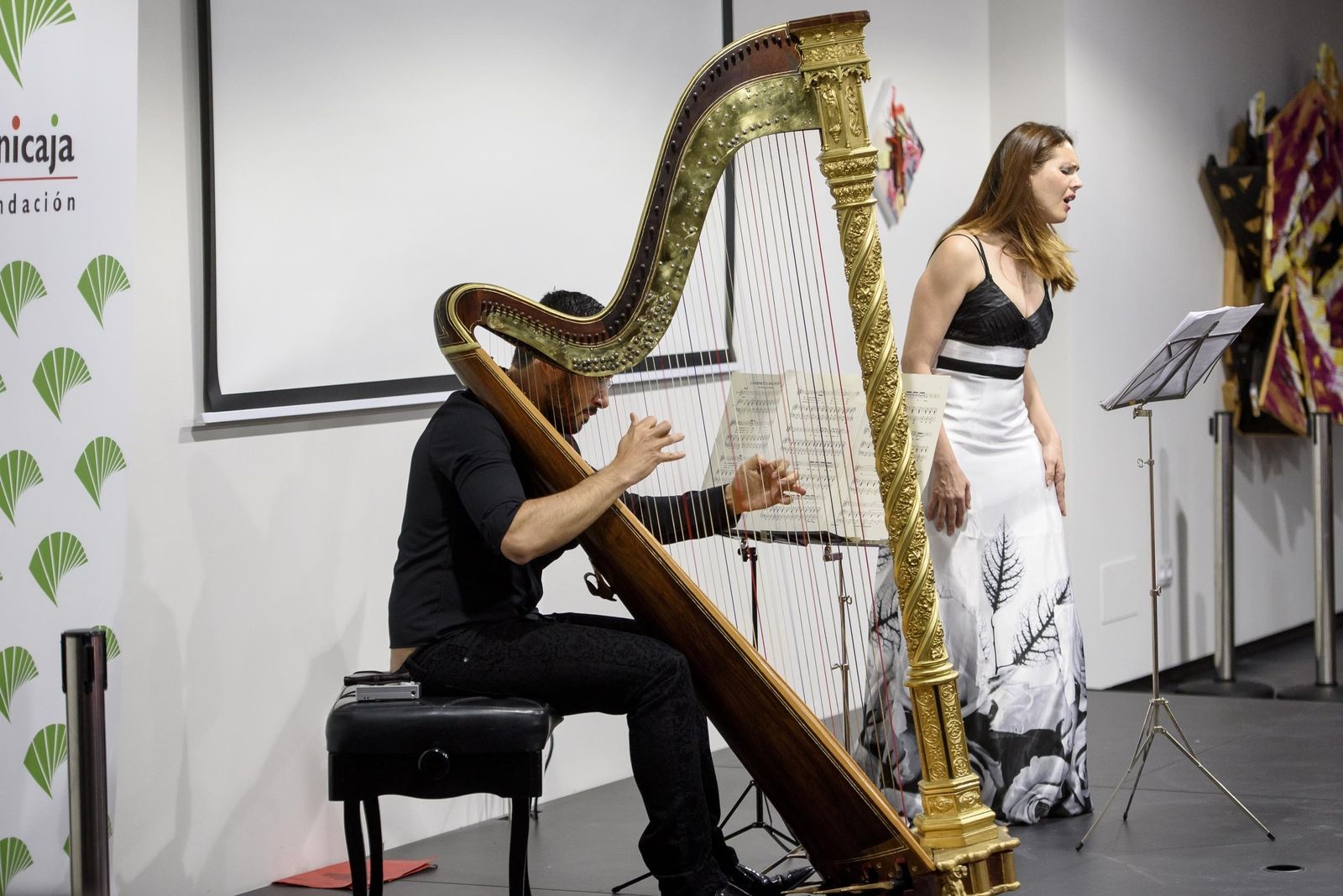 Juan Ramón Hernández y Sara Rosique durante su actuación