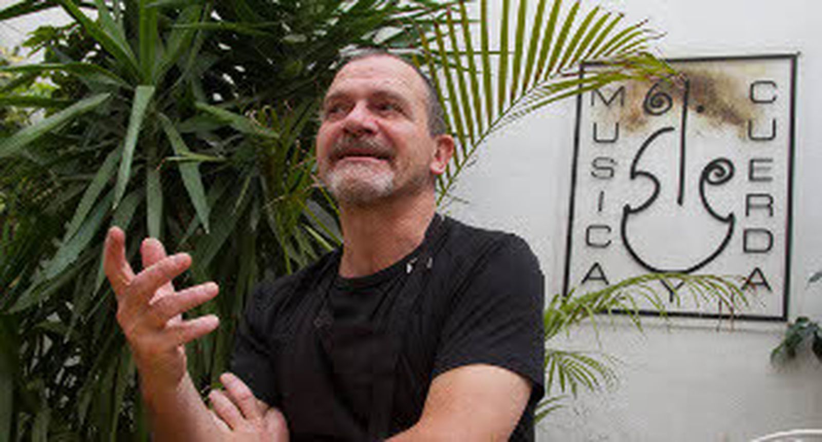 Robert Louis Baille, en su taller de luthier de la calle Baños. / Victoria Hidalgo