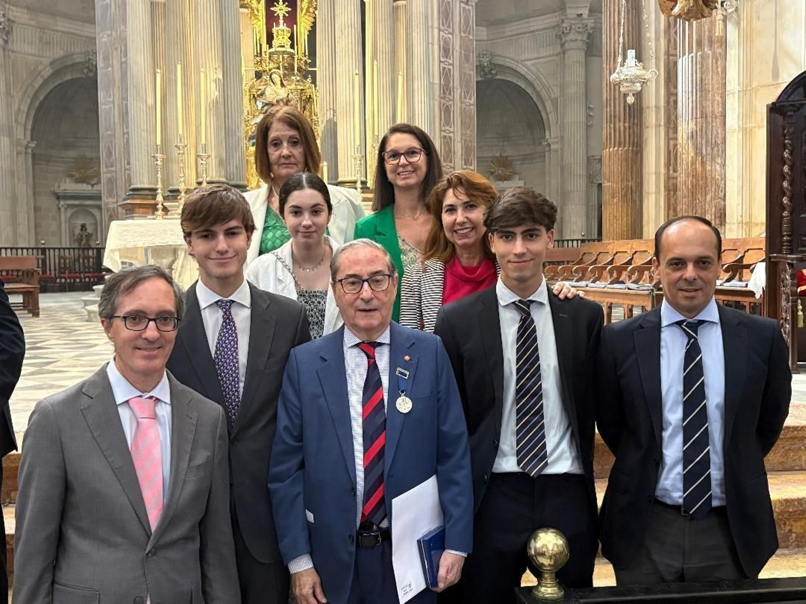 Miguel Carreño tras recibir la Medalla junto a su mujer, hijos y nietos.