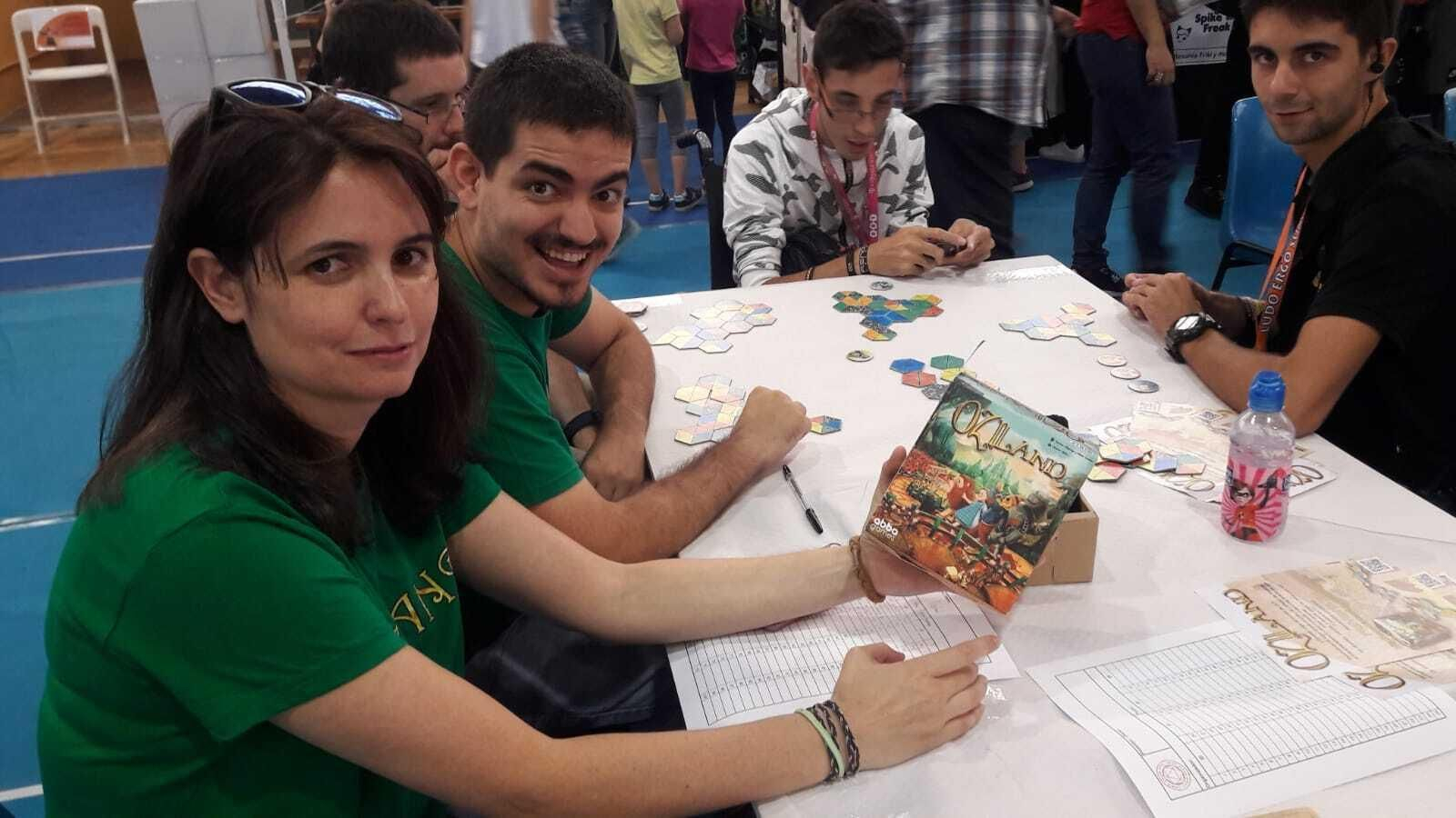 Helena Mayorga y Pablo Castillo posando con su juego