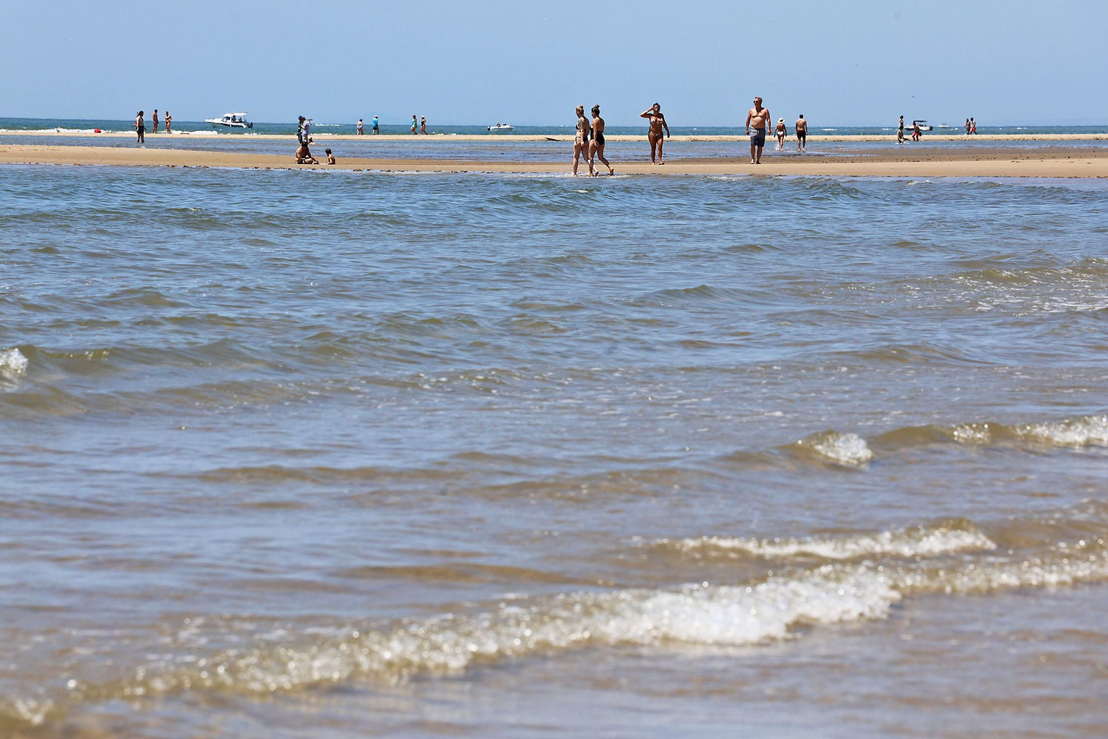 Ambiente en las playas de Huelva en la mañana de domingo