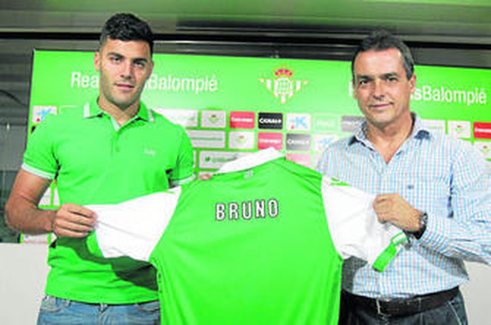 Bruno y Alexis Trujillo muestran el dorso de la segunda equipación del Betis de la presente temporada, similar a la Meyba de 1982.