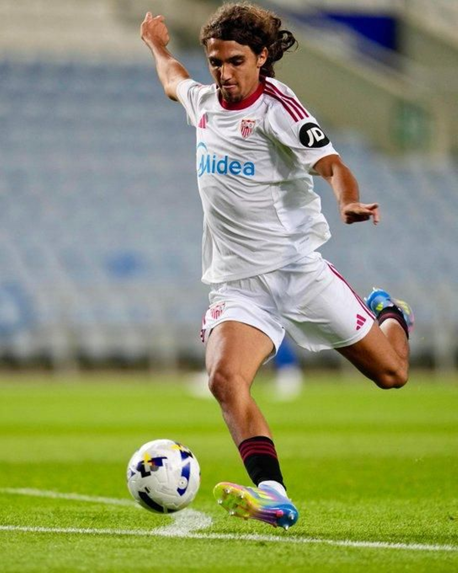 El juvenil Nico Guillén se apresta a armar su zurda para hacer el único gol del Sevilla con calidad.