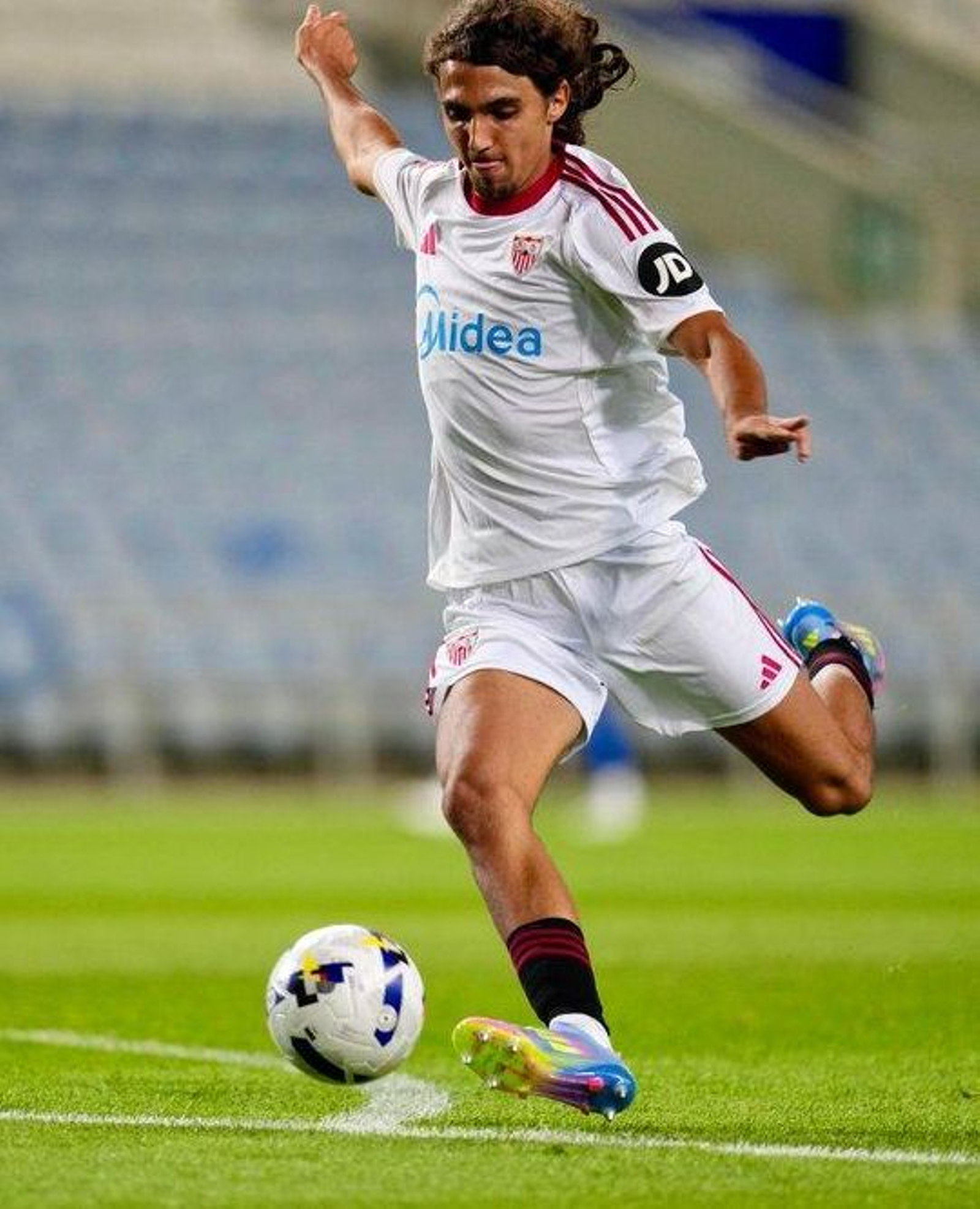 El juvenil Nico Guillén arma su zurda para hacer el gol del Sevilla ante el Birminghan en pretemporada.