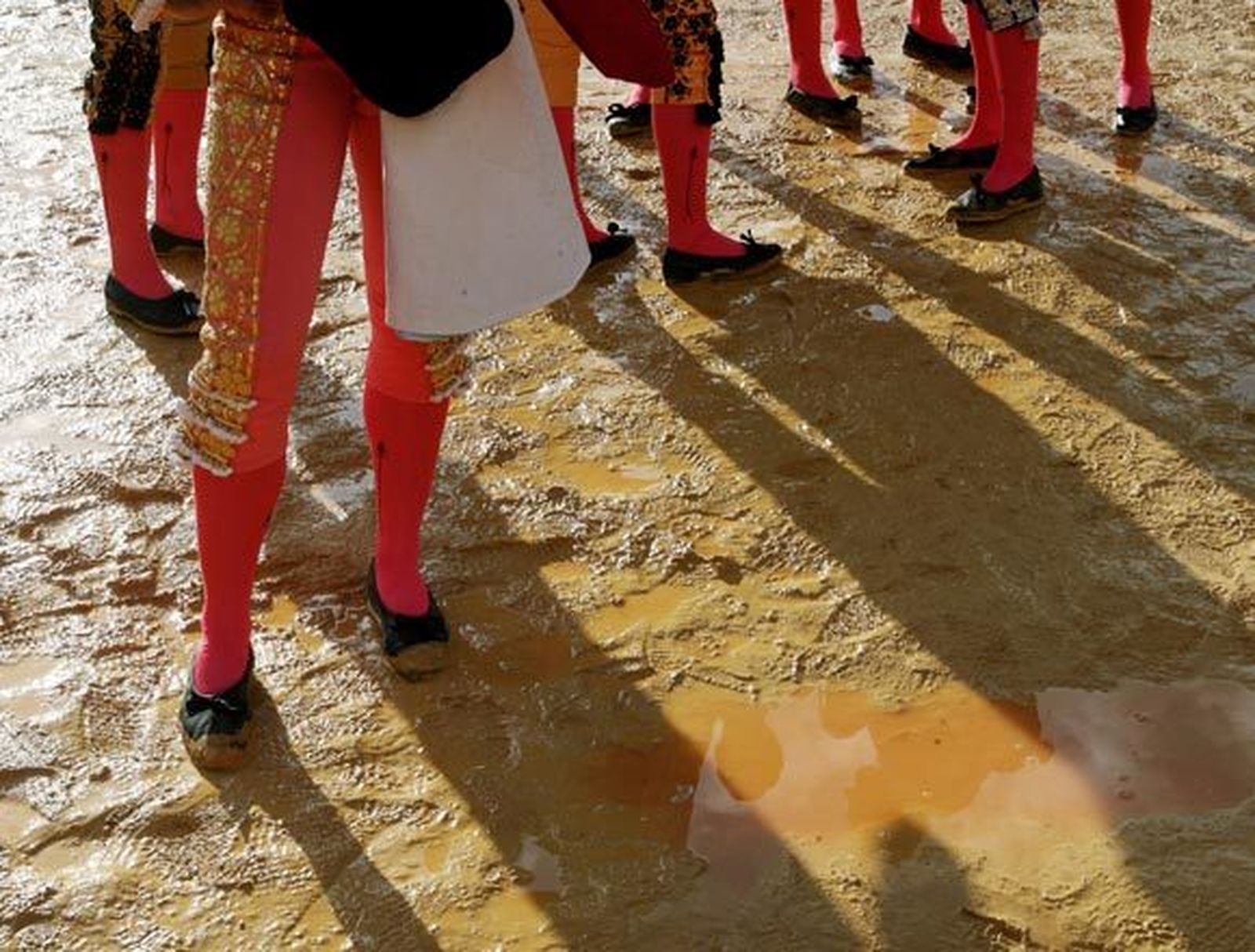 En la Feria de Abril de Sevilla la lluvia y el suelo de la Maestranza fueros los protagonistas. / Juan Carlos Muñoz.
