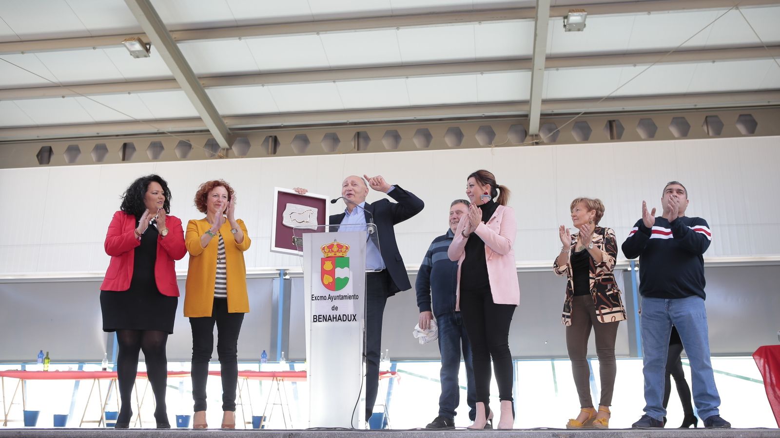 El pregonero, tras recibir el obsequio