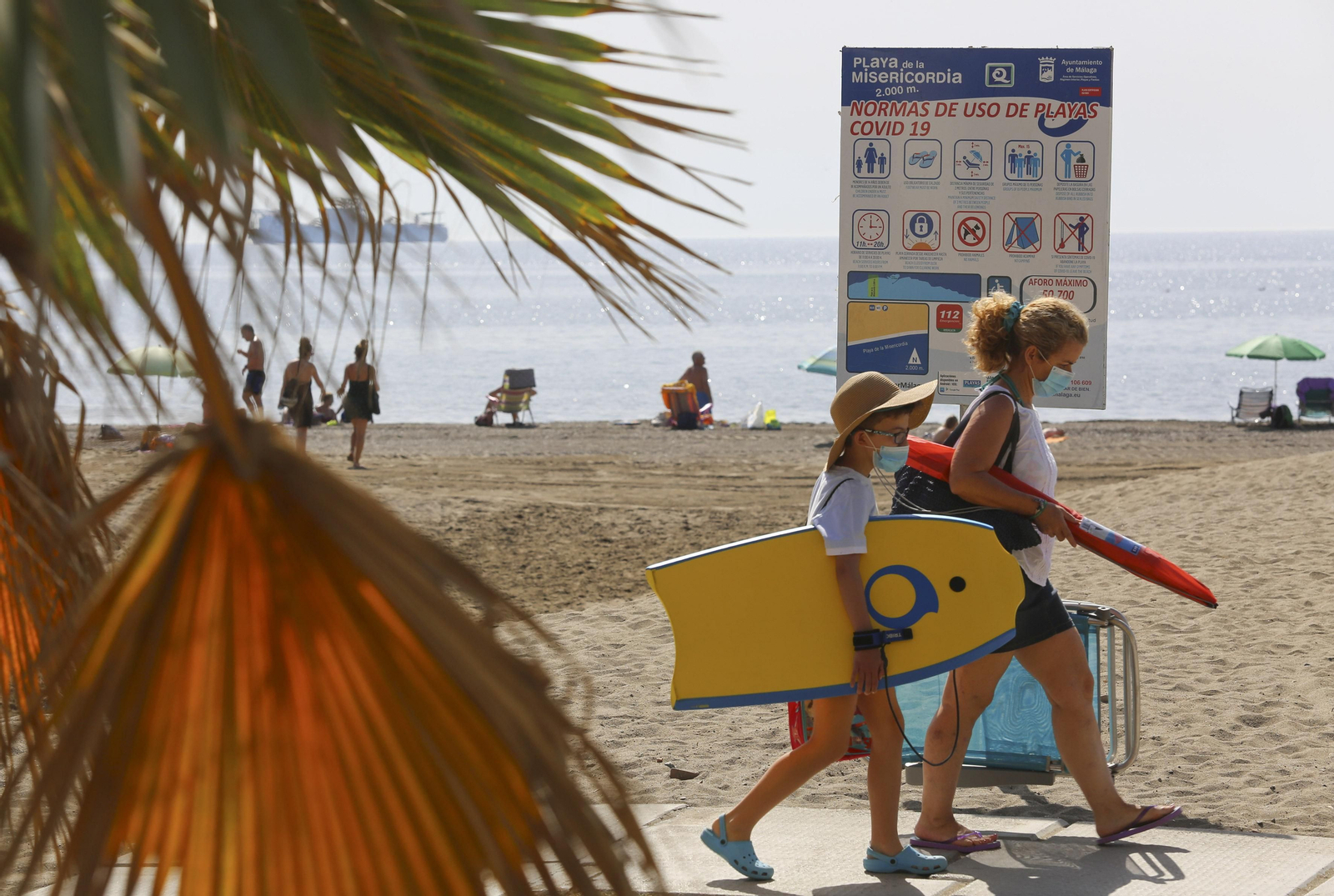 Fotos de la playa de La Misericordia con julio a la vuelta de la esquina Fotos de la playa de La Misericordia con julio a la vuelta de la esquina