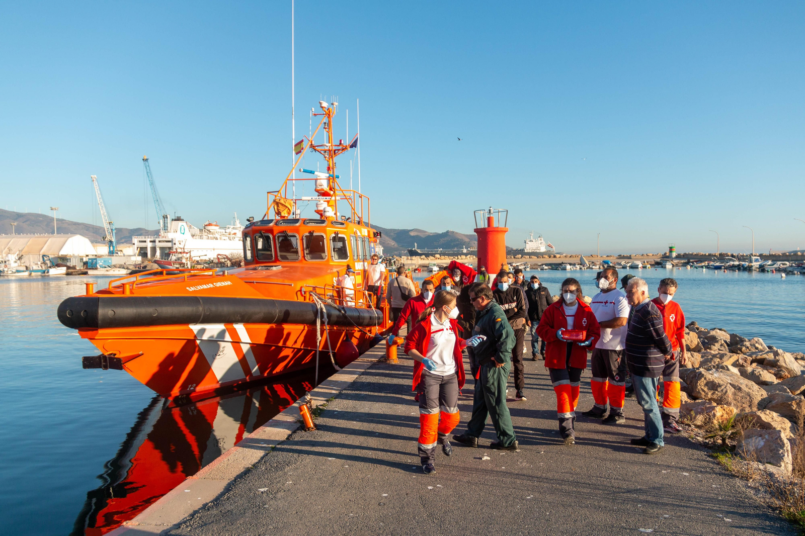Rescatados 13 migrantes de una patera a la deriva cerca de la costa de Granada