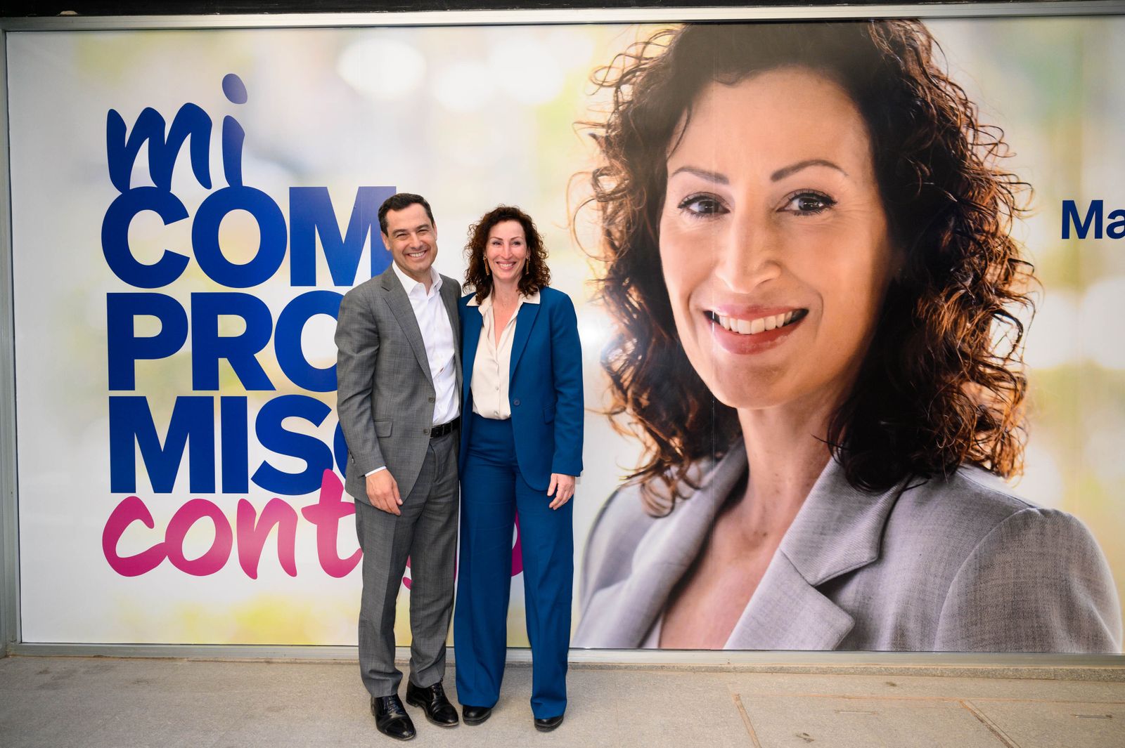 María Vázquez y Juanma Moreno, junto al cartel electoral del PP