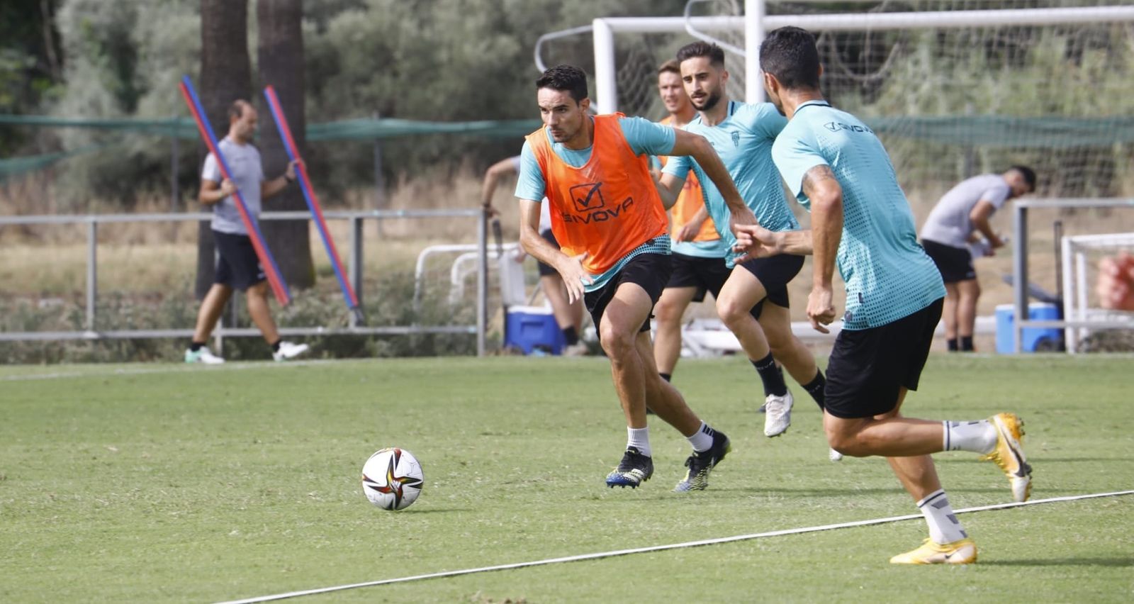 Toni Arranz es presionado por Willy y Omar Perdomo.