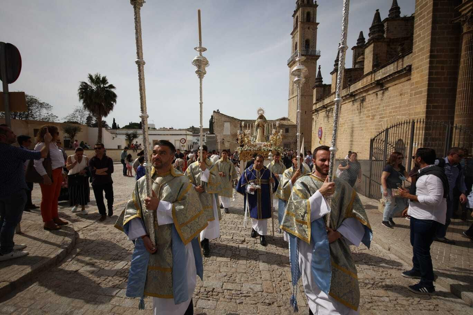 Las imágenes de la salida procesional de la hermandad del Resucitado.