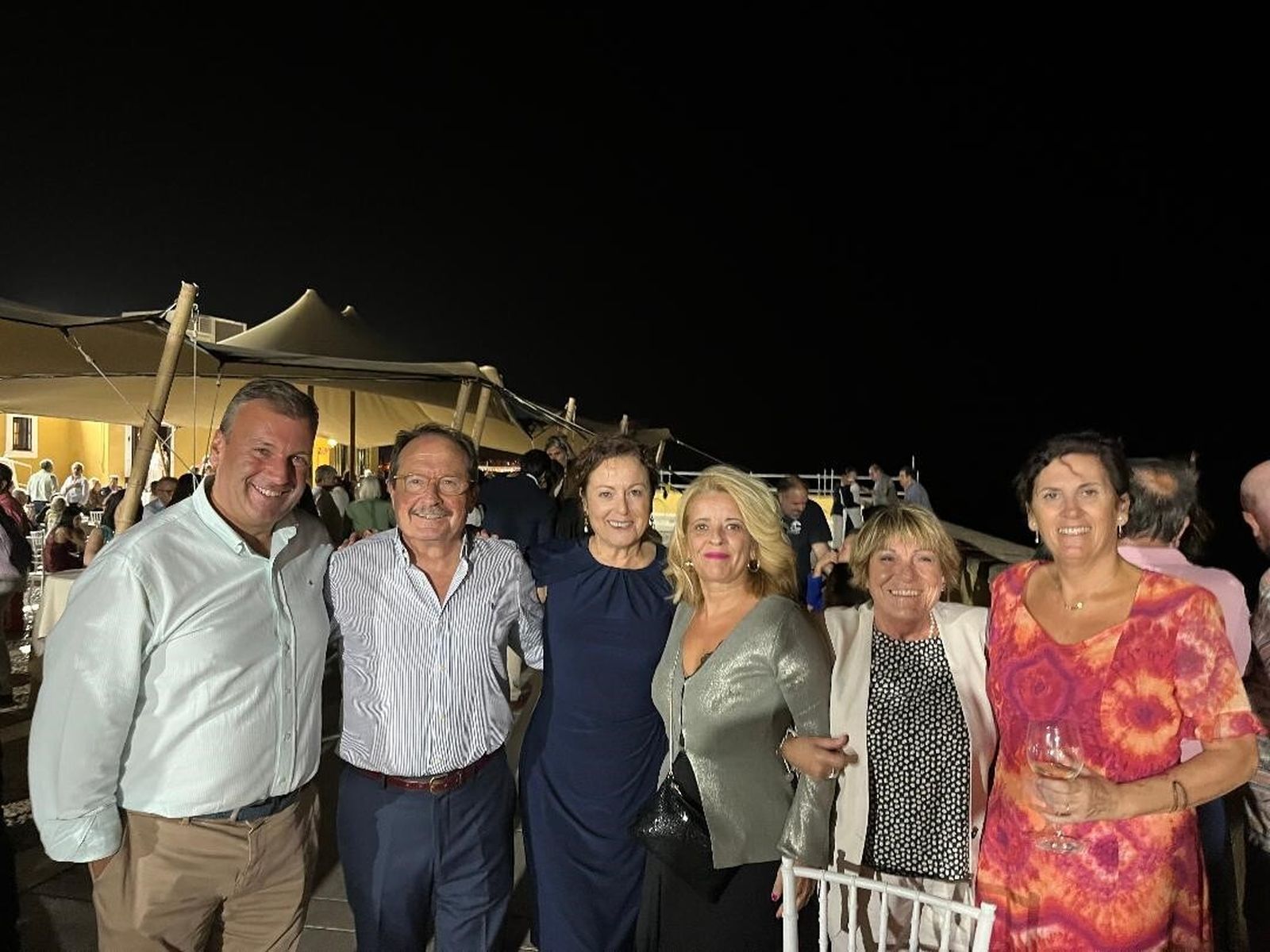 Faly Fernández, Pedro Frutos, Lola Tinoco, Margarita Marqués, Pochi Arroyo e Isabel García, disfrutando en el festejo.