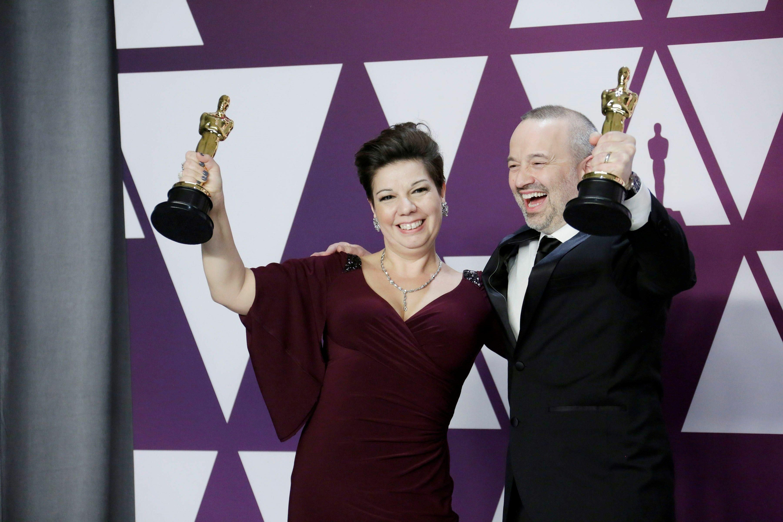 John Warhurst y Nina Hartstone posan con la estatuilla a la mejor edición de sonido por 'Bohemian Rhapsody'