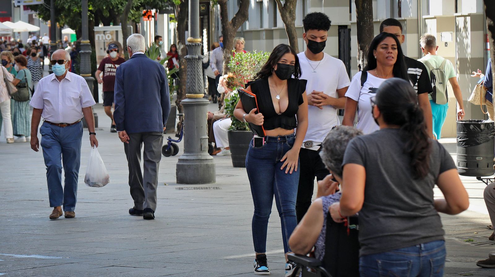 Ciudadanos con y sin mascarilla en la calle Larga, muy concurrida este miércoles.