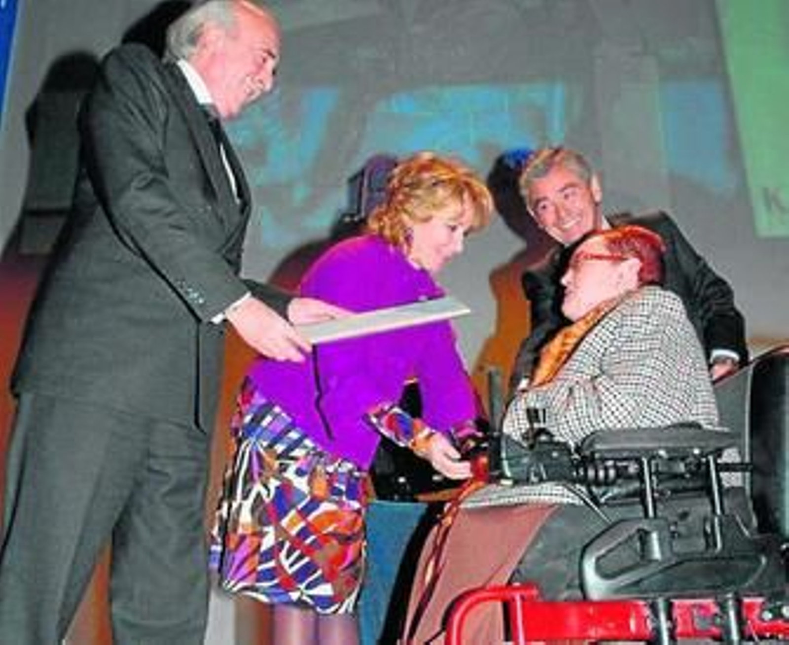 Esperanza Aguirre entrega el premio a María Ángeles Cózar.