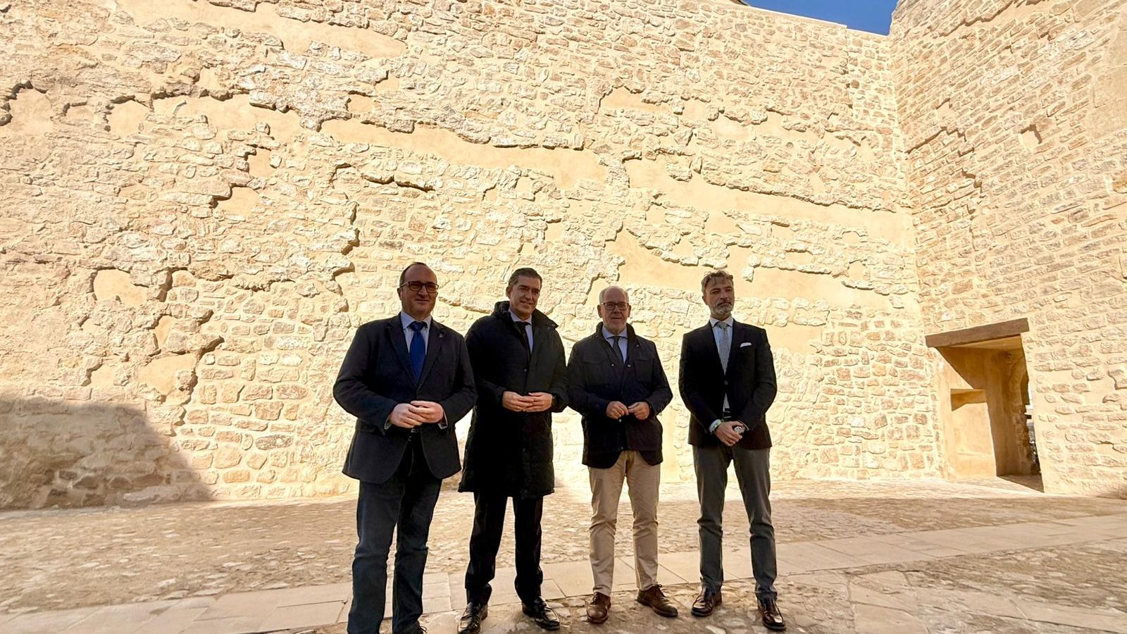 Foto de familia junto a la muralla.