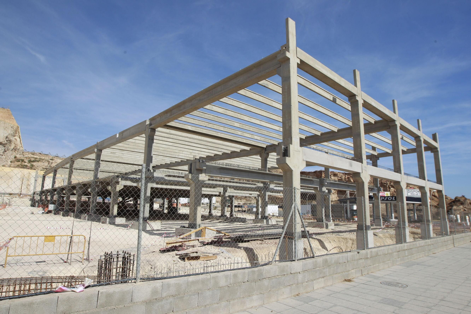 La estructura de IKEA puede apreciarse desde el pasado mes en la cabecera de la Rambla