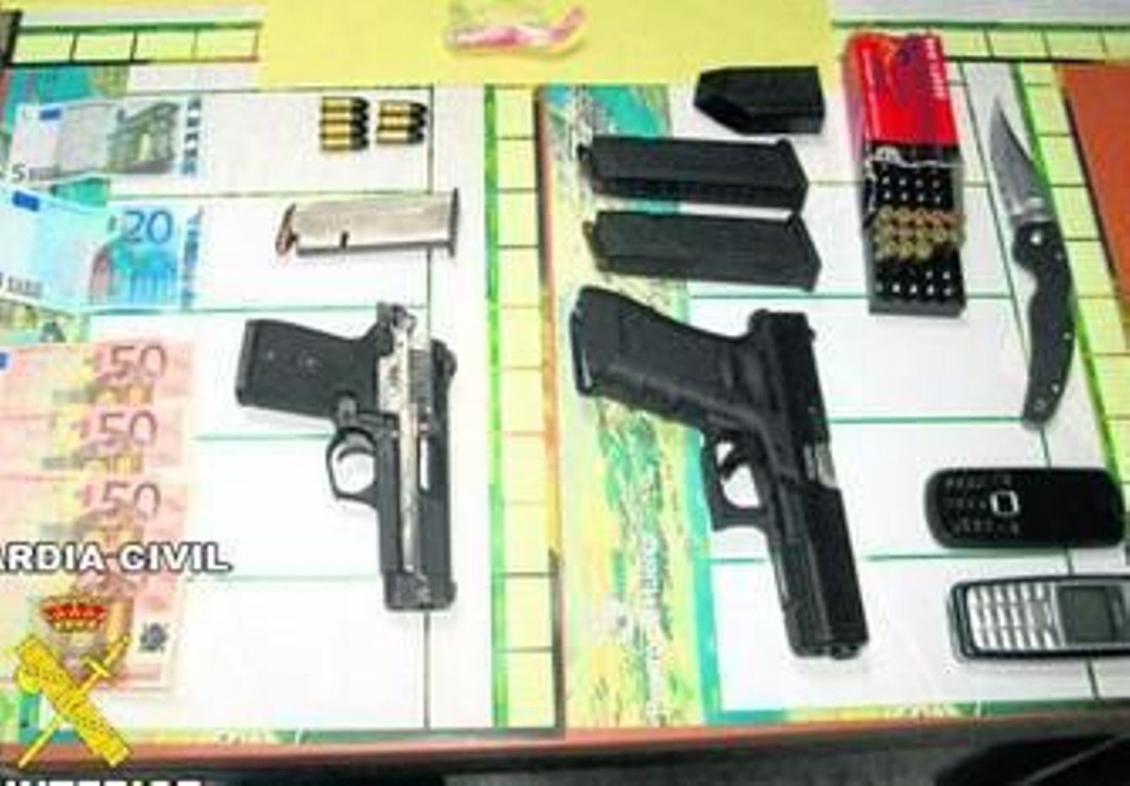 El material incautado a los tres jóvenes. En el centro, las dos pistolas y los cargadores.