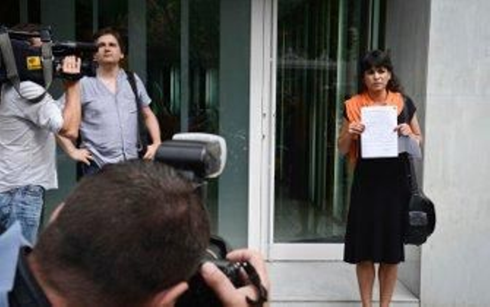 "Un diputado que cobra 6.000 euros más dietas no puede sentirse solidario"