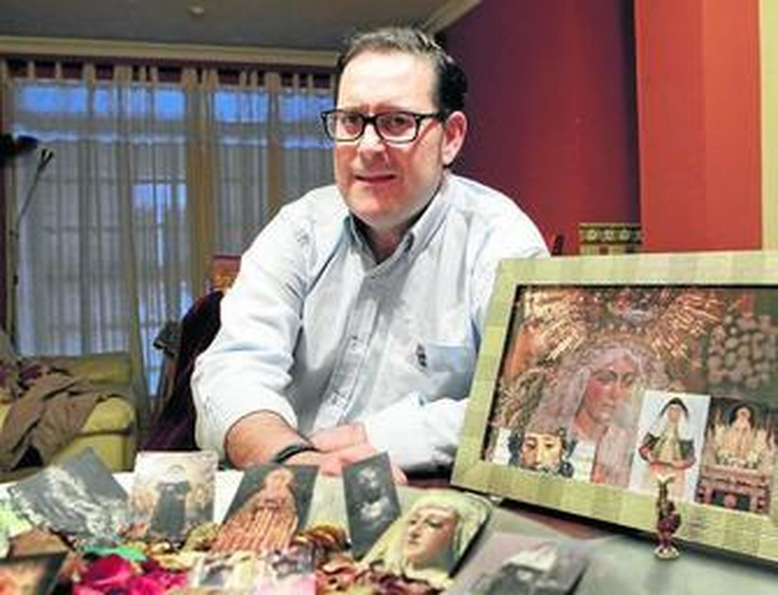 Francisco José Carretero, 'Carre', ayer en su domicilio, rodeado de estampas cofradieras.
