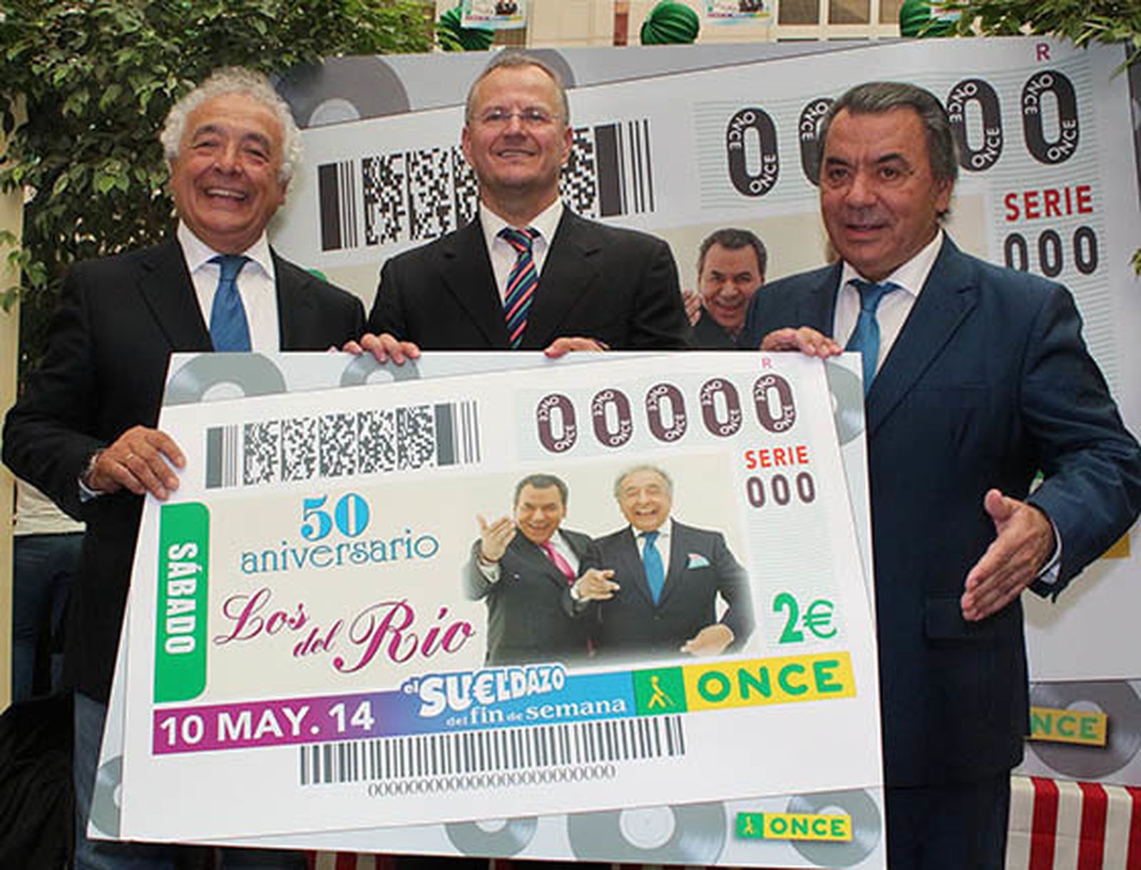 Patricio Cárceles, delegado territorial de la ONCE en Andalucía con Los del Río: Antonio Romero Monge y Rafael Ruiz Perdigones.  Foto: Victoria Ramírez