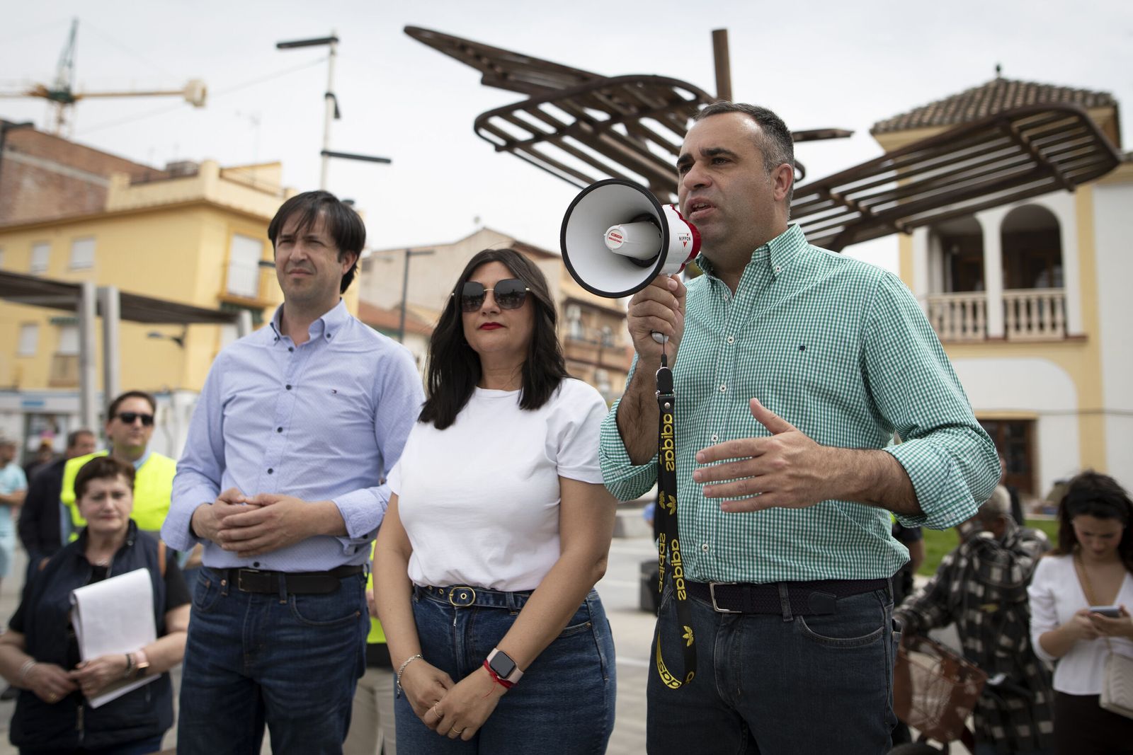 Las imágenes de la manifestación contra el centro de inmigrantes frente a la Base Aérea