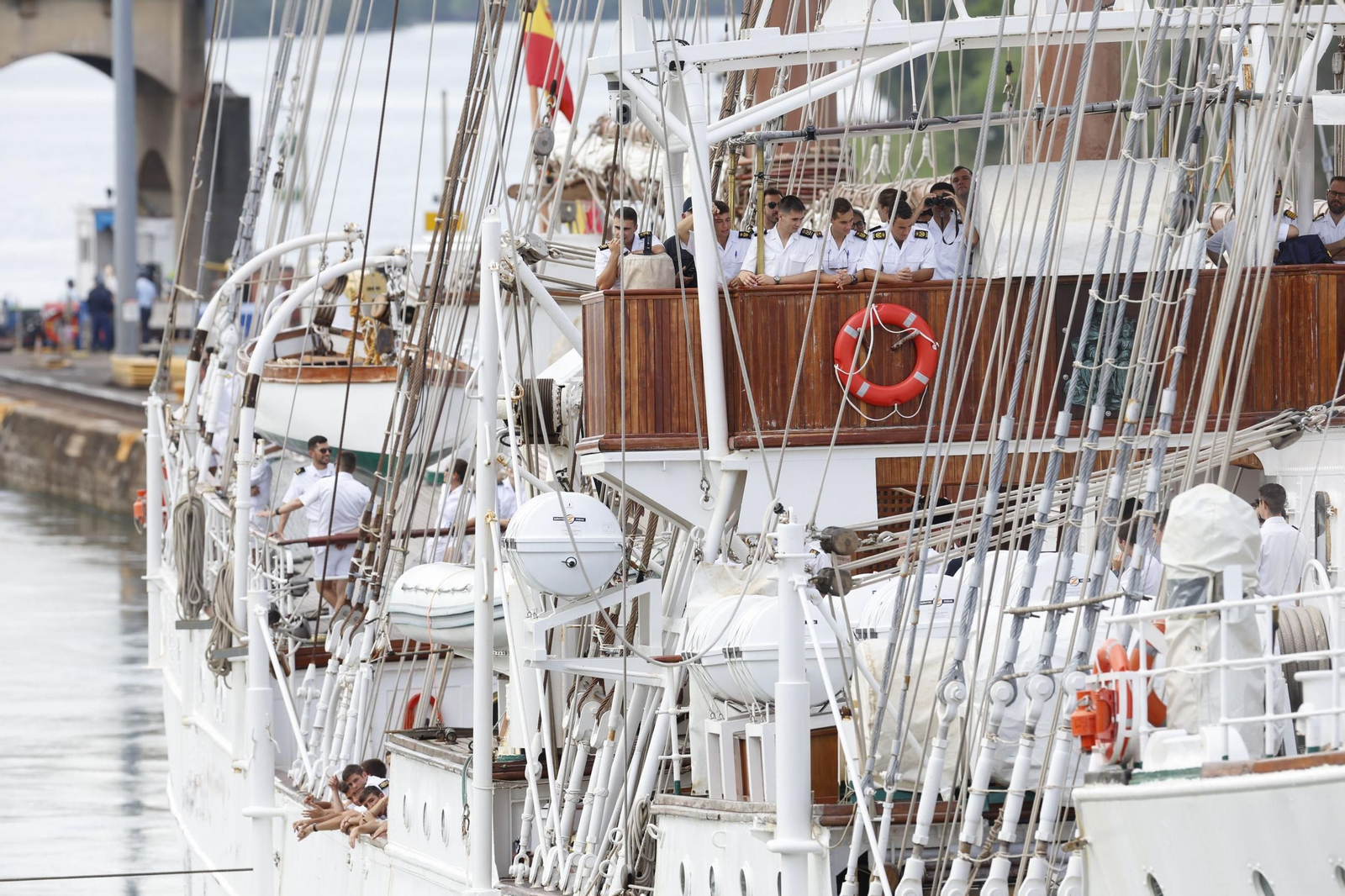 Así ha cruzado el 'Juan Sebastián de Elcano' el Canal de Panamá