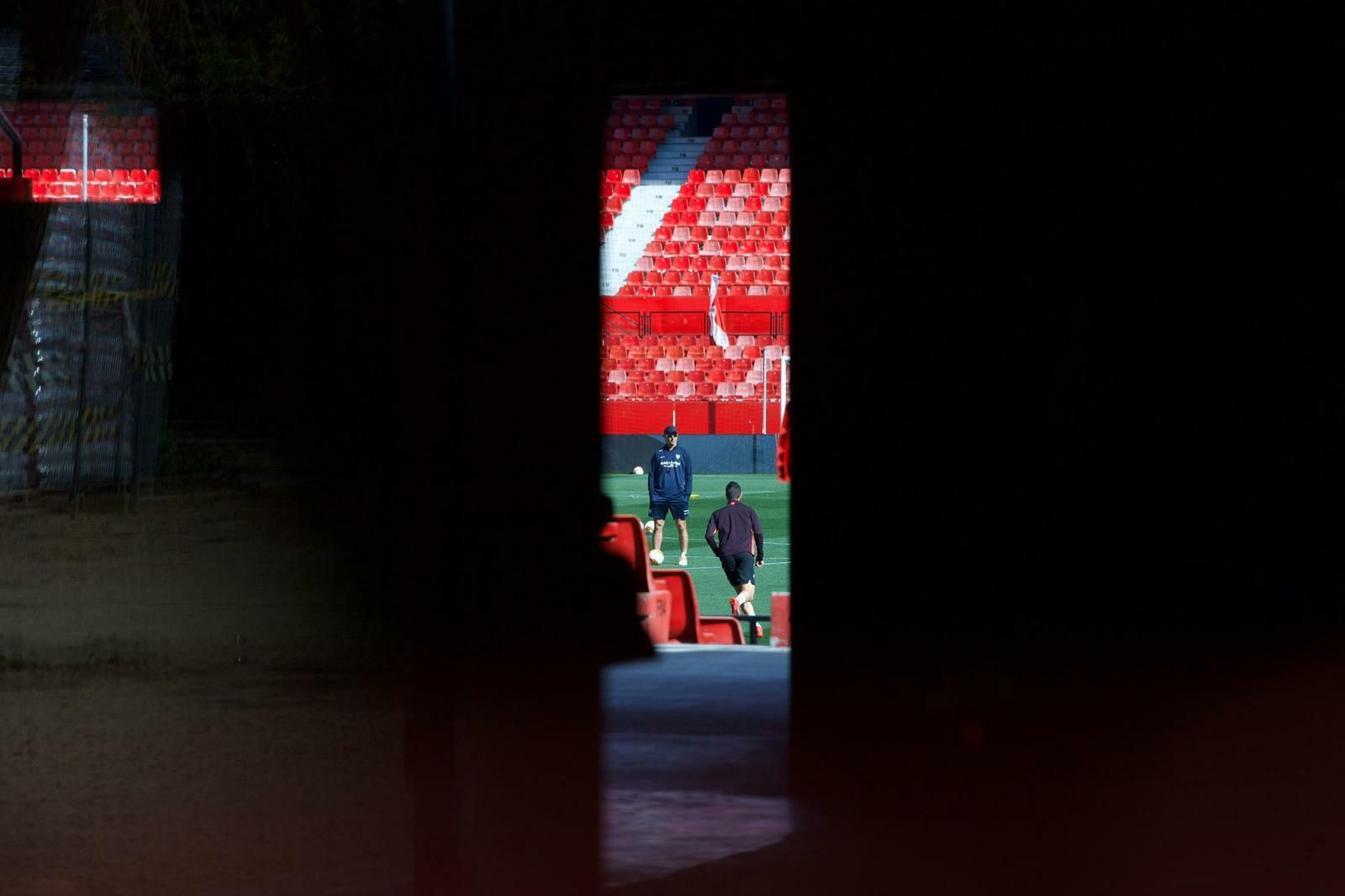 Lopetegui dirige el entrenamiento en la estricta intimidad, en el estadio.