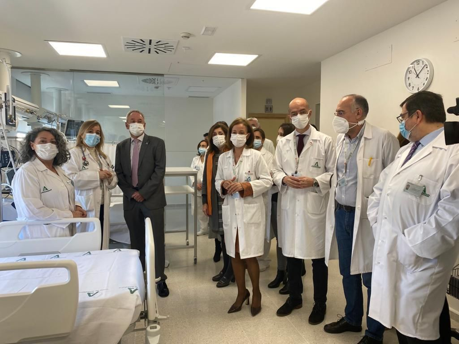 El gerente del Servicio Andaluz de Salud, Diego Vargas, en su visita a la Unidad de Cuidados Intermedios del Reina Sofía.