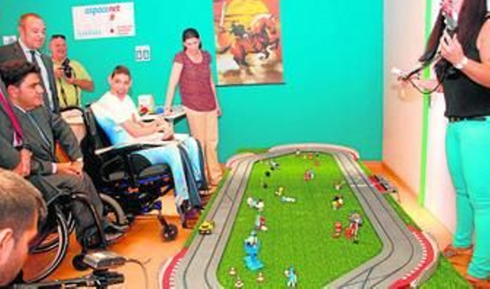 Paco, uno de los usuarios de Upace, muestra cómo funciona el scalextric adaptado.