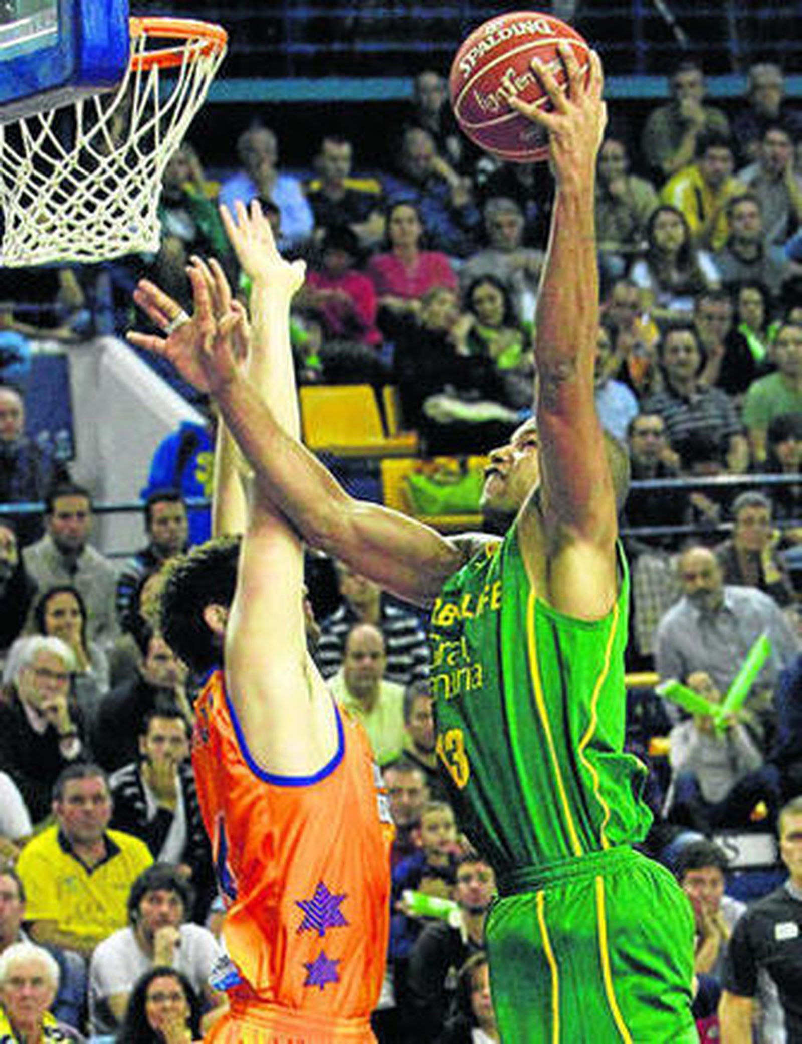 Báez lanza con la izquierda delante de Dubljevic.