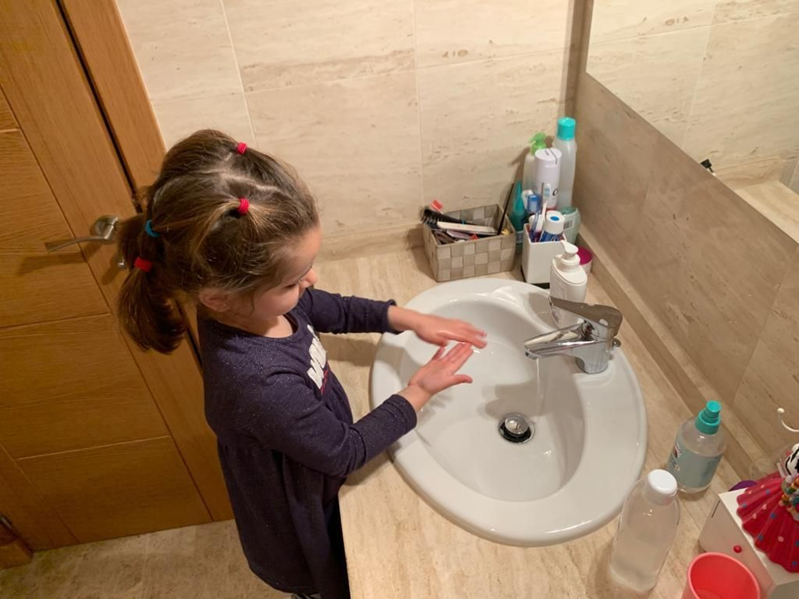 Una niña se lava las manos, un hábito de higiene sobre el que es necesario insistir especialmente estos días.