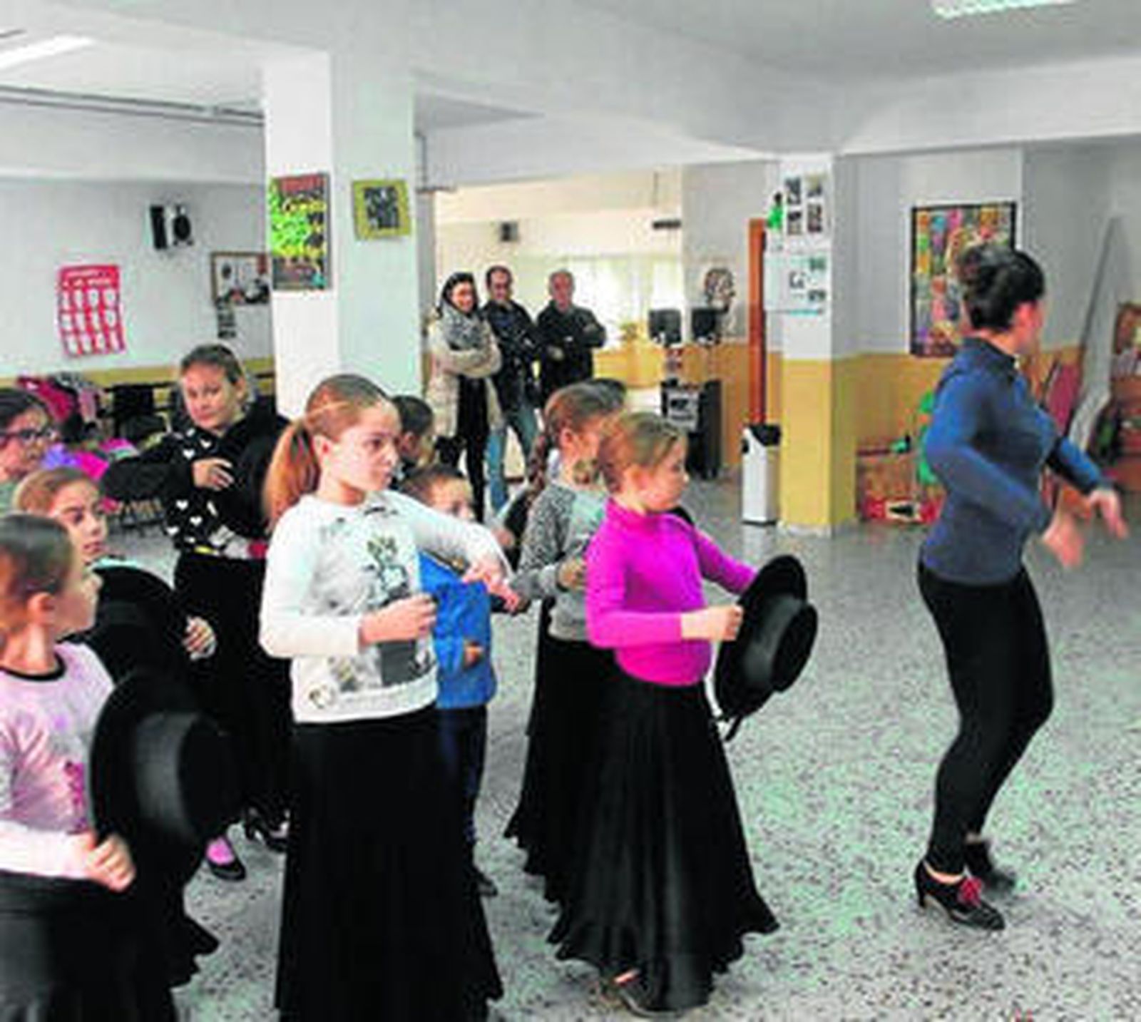 Alumnos de la escuela siguiendo las instrucciones de la profesora.