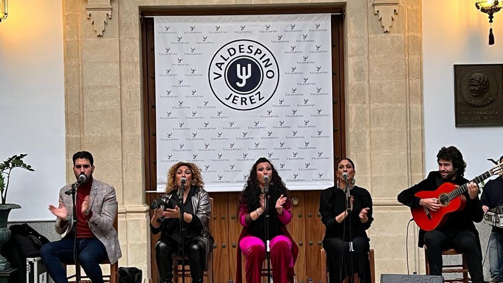 El grupo de voces y guitarra que participó en la cita.