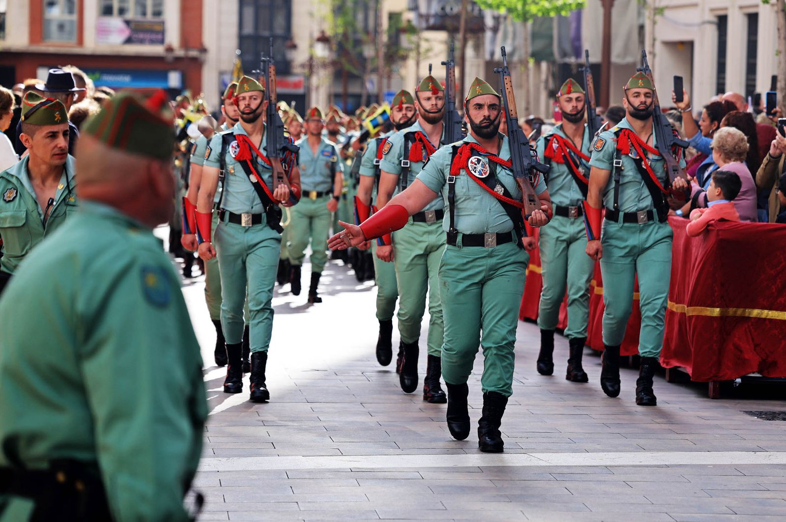 Sábado de Pasión: Imágenes de la procesión del Cristo de la Vera+Cruz portado por el Grupo de Caballería Ligero Acorazado 'Reyes Católicos' II de la Legión de Ronda