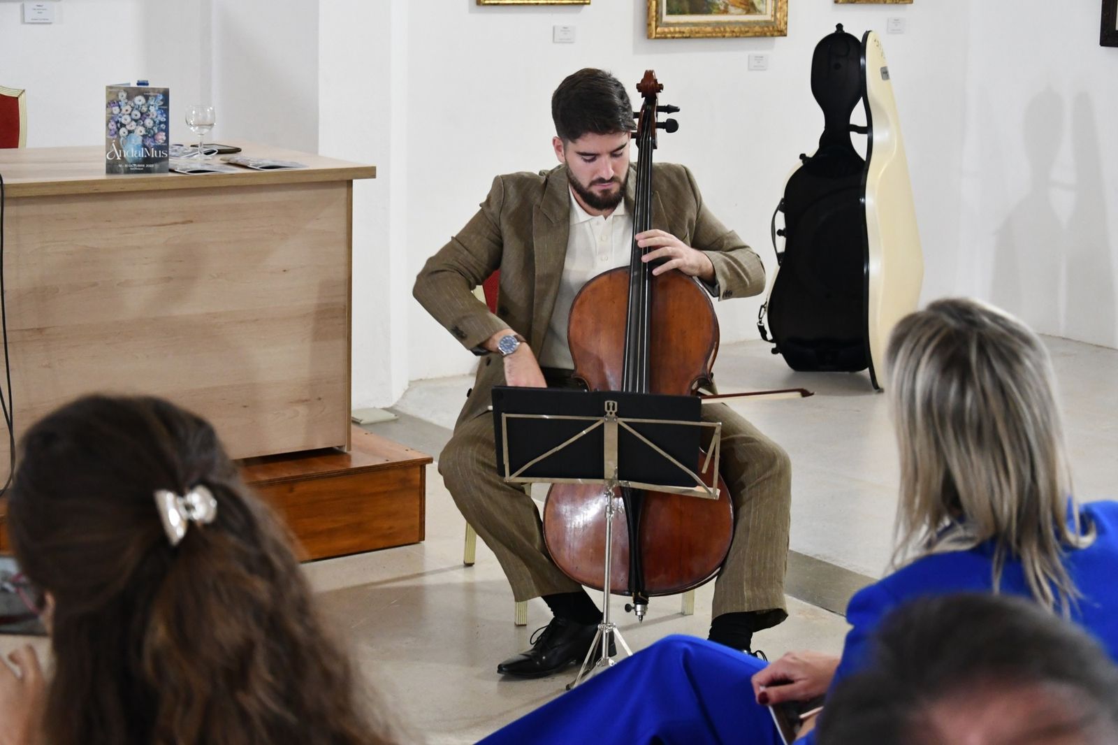 Javier López Escalona interpreta una pieza en la presentación de ÁndalMus.