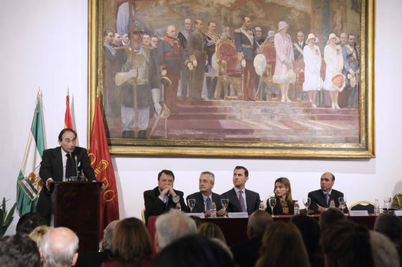 Emilio Lamo de Espinosa, catedrático de Sociología de la Complutense, habla bajo la atenta mirada de Los Príncipes de Asturias.

Foto: Juan Carlos Vázquez