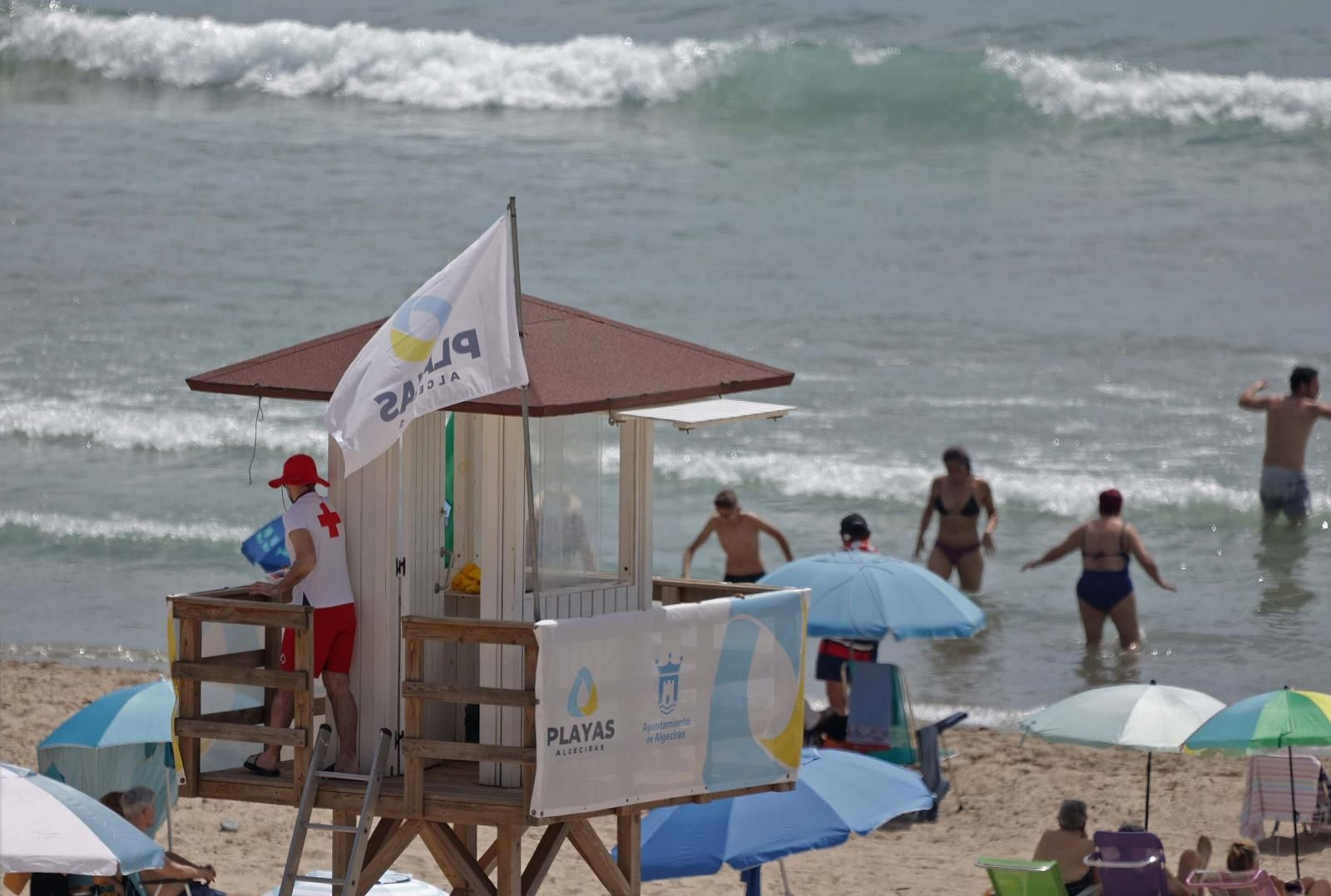 Algeciras inaugura la temporada de playas con gran afluencia de personas en Getares y El Rinconcillo