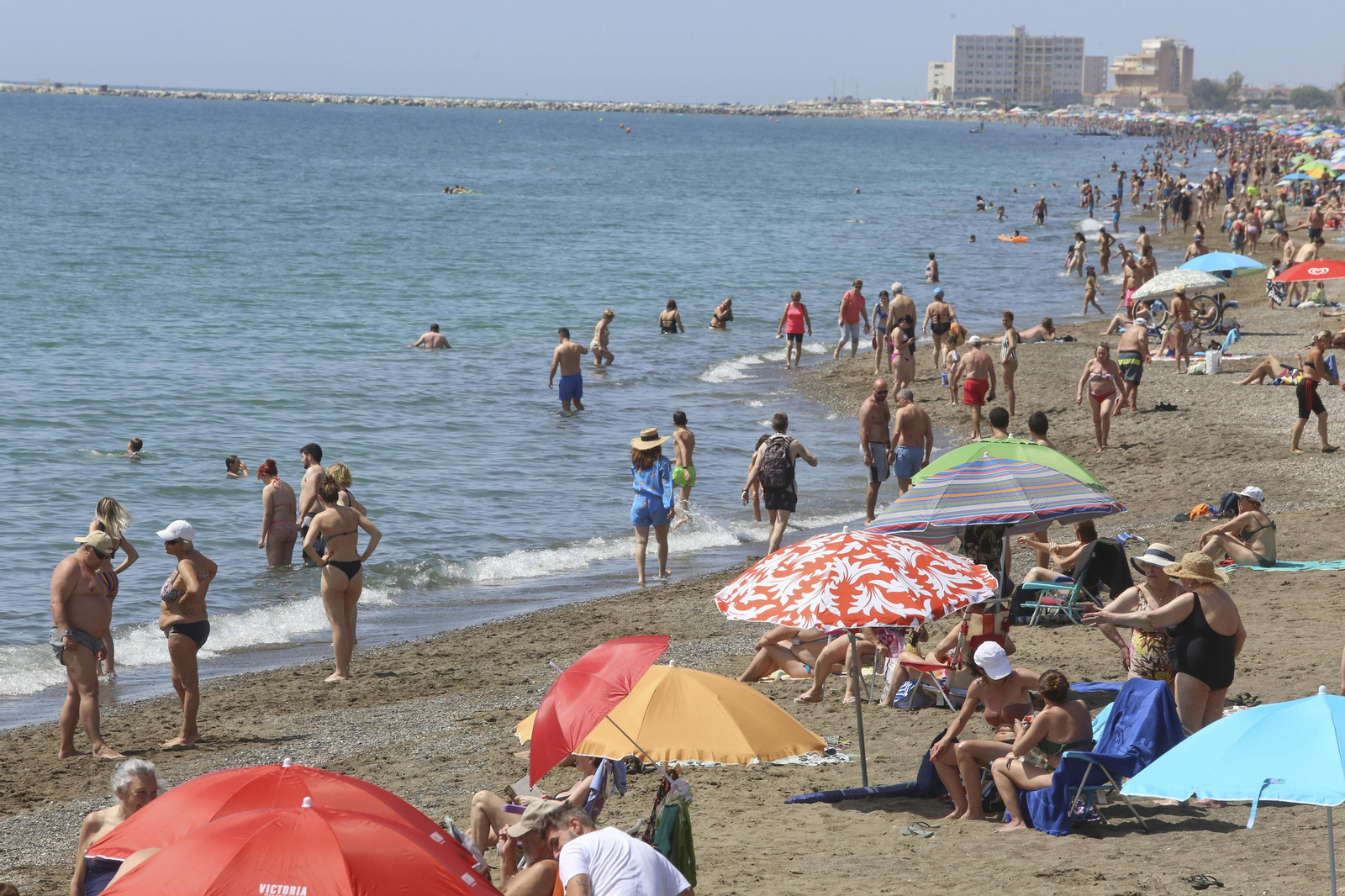 Un domingo de playa en Málaga, en fotos.
