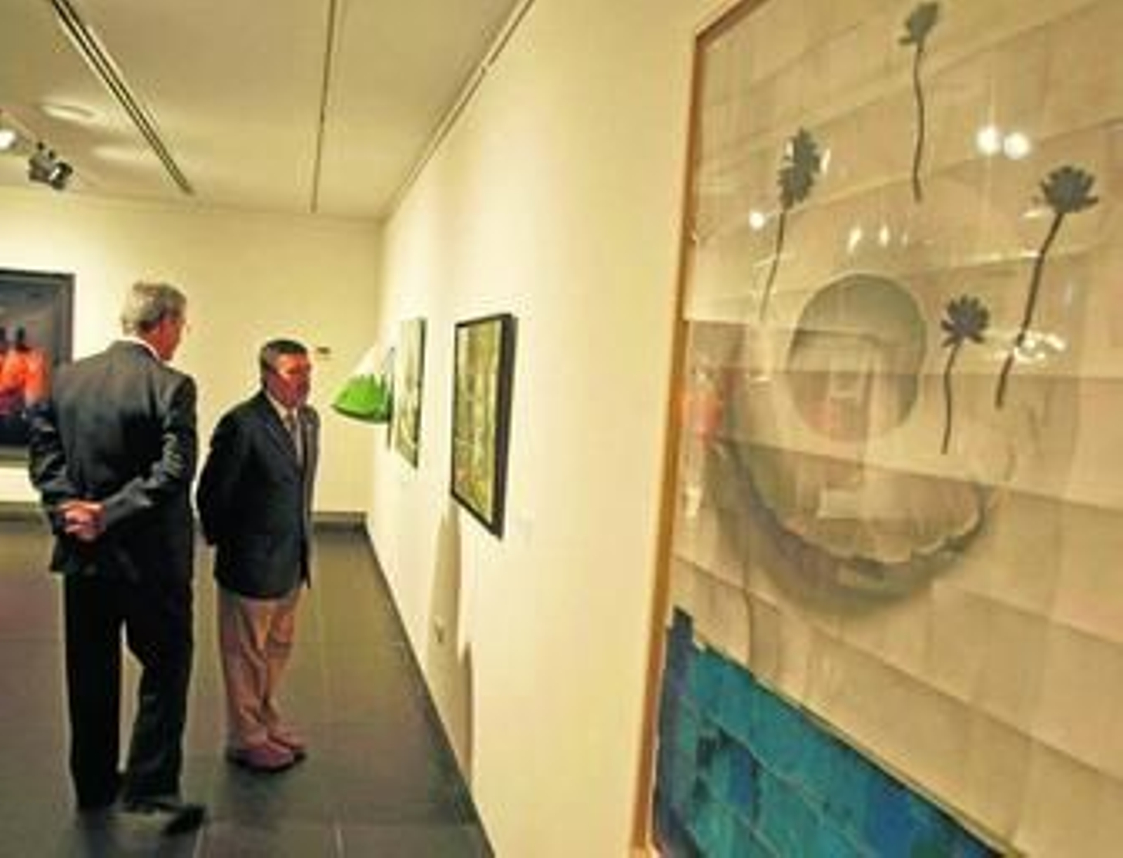 En primer plano, la obra de los Mp&Mp Rosado, de la colección 'Lo más pop de Unicaja'.