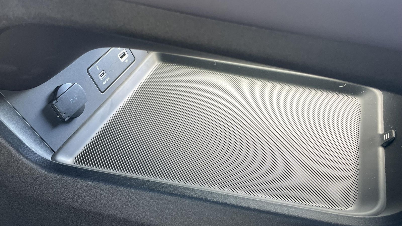 El espacio situado bajo la consola central permite ampliar la lista de lugares en los que depositar diferentes objetos.