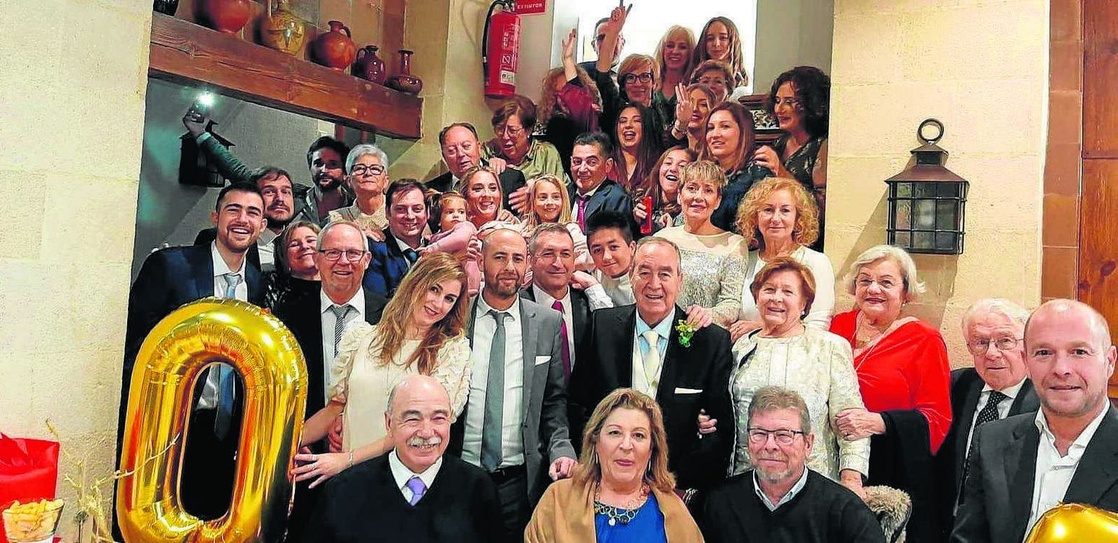 El matrimonio Manuel Fuentes Fernández y María del Carmen Flores Álvarez con el grupo de familiares y amigos, durante la celebración de las bodas de oro en el restaurante La Góndola.