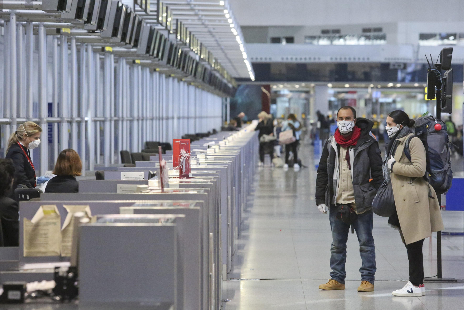 La cuarentena del coronavirus no frena el tráfico de pasajeros en el aeropuerto de Málaga, en fotos