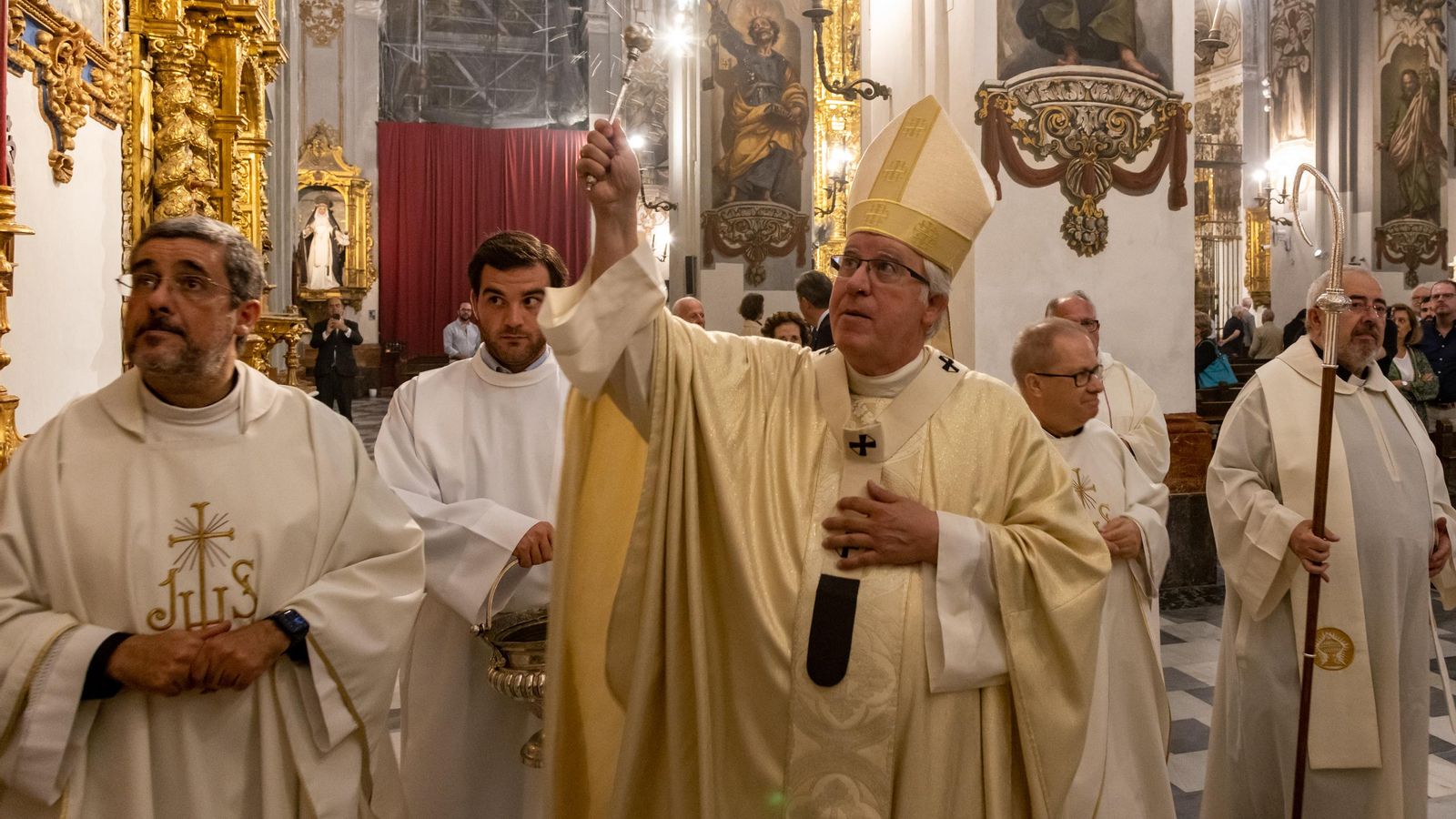 El arzobispo bendice la restauración de las pinturas murales.