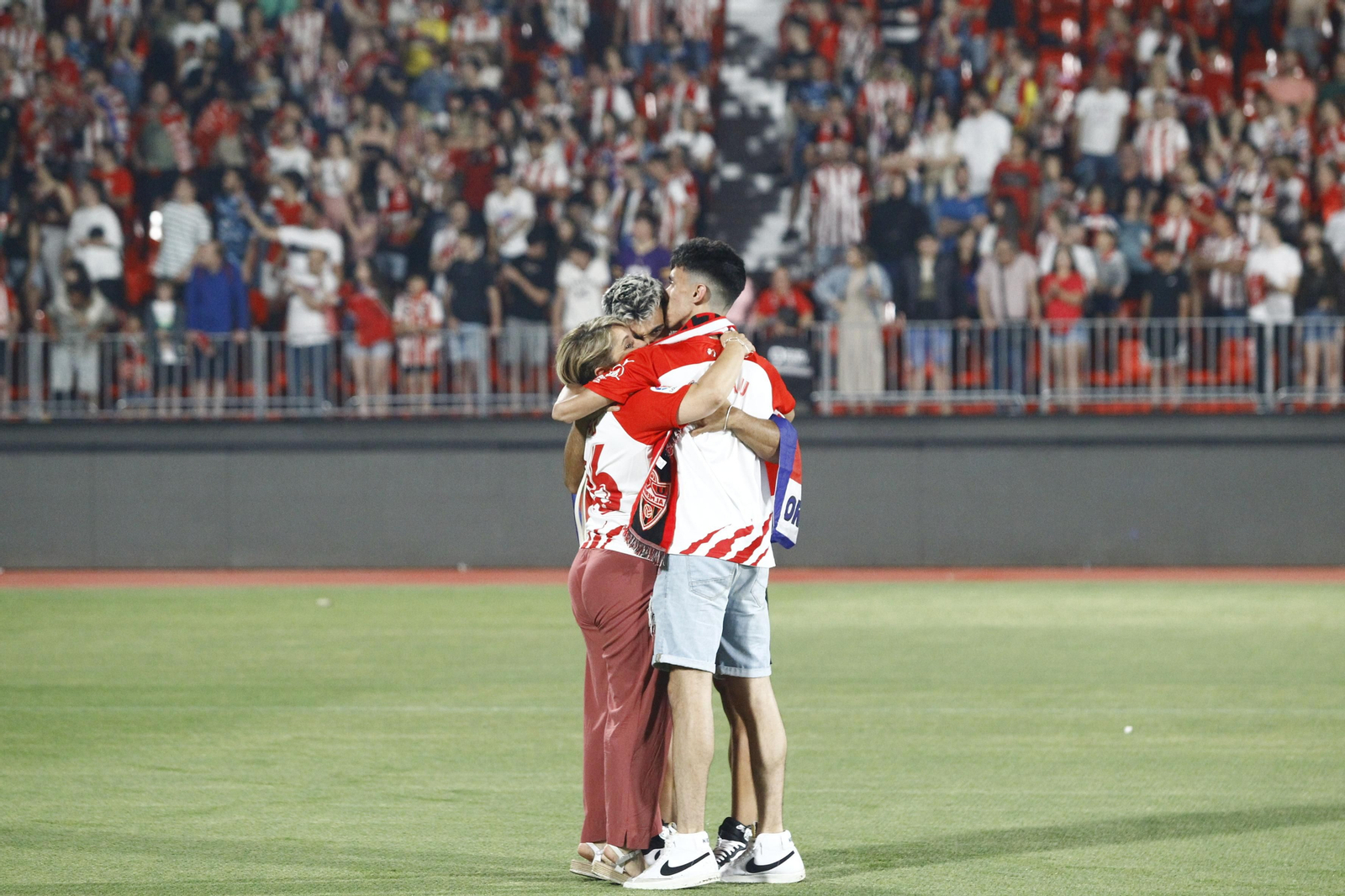 Las imágenes de la fiesta del ascenso de la U.D. Almería en el Estadio Mediterráneo.