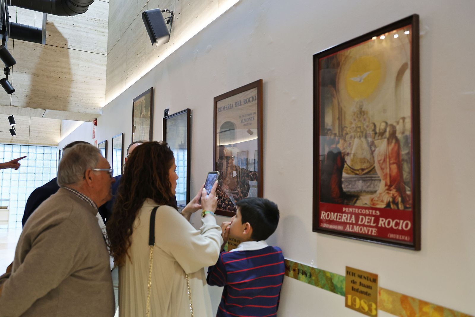 Imágenes de la inauguración de la exposición 'Sueños de Rocío. Carteles de Romería'.