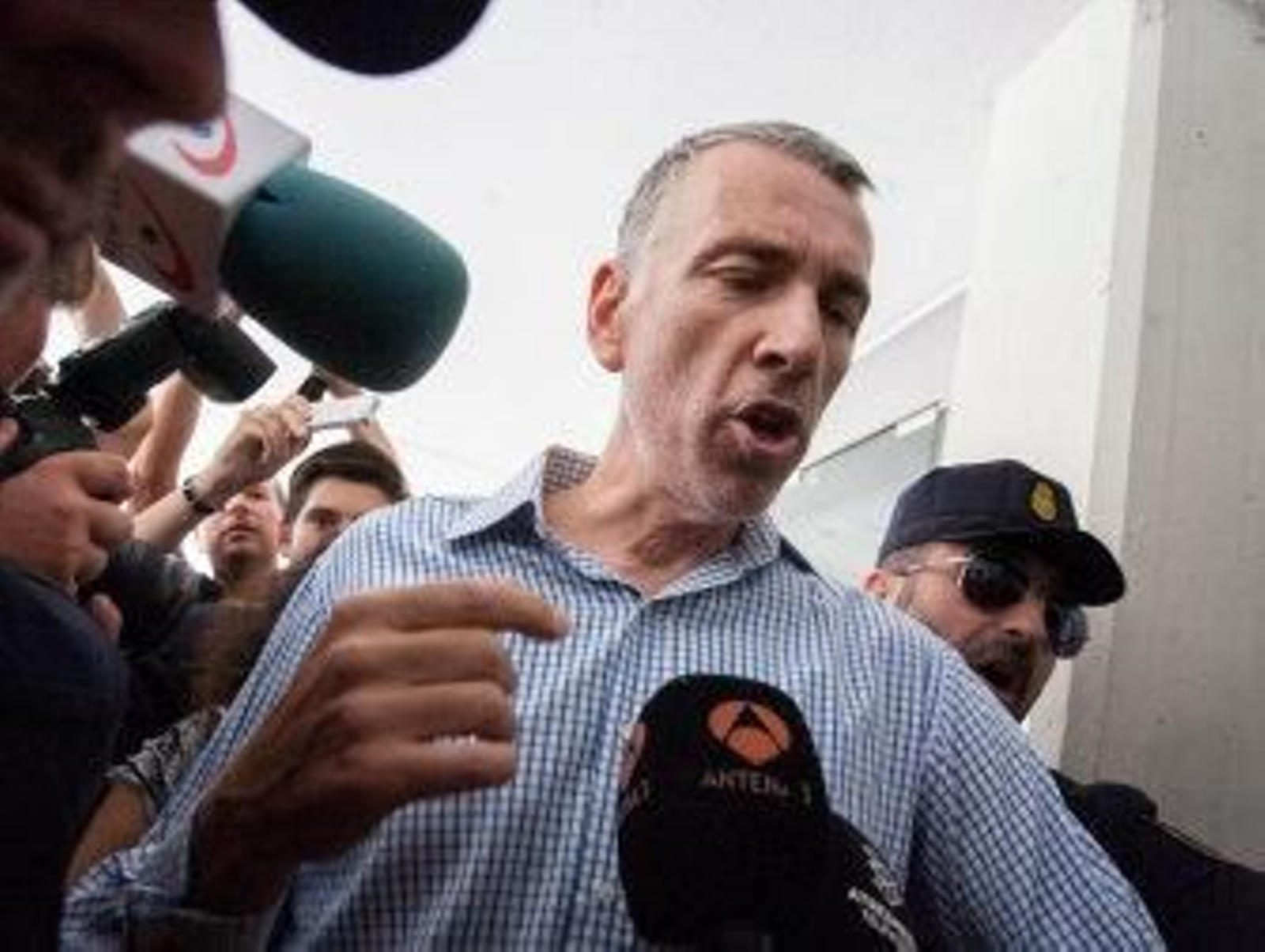 Los padres del niño británico con tumor visitan a su hijo en el hospital