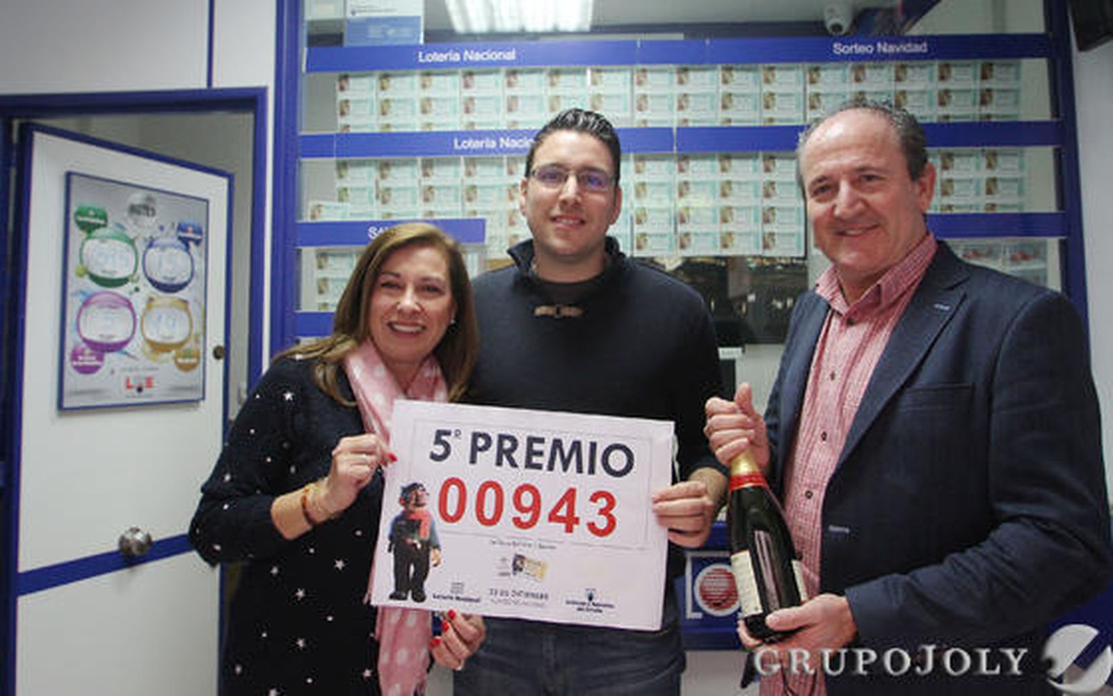 La administración de la calle San Eloy, celebra la venta del quinto premio con el número 00943.

Foto: Belén Vargas